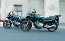 Dwa zielone motocykle Yamaha XJ6 Diversion stoją obok siebie. Ich dane techniczne są imponujące, a wygląd zachwyca.