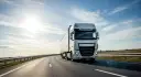 Zarobki w transporcie: Kierowca vs. Właściciel TIR-a. Ile realnie?