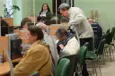 W urzędzie siedzą ludzie, szukają pracy dla emeryta.