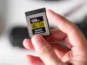 Dłoń trzyma kartę pamięci Lexar 128GB CFexpress B. To nie jest karta pamięci U3 czy U1, lecz profesjonalny nośnik danych.