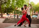 Para, tańczący tango, w czerwonej sukni i jasnej marynarce, to prawdziwy tango test wiedzy.