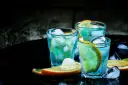 Drinki z Blue Curacao: 10+ przepisów na lazurowe hity i mocktaile