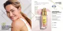 Uśmiechnięta kobieta obok buteleczki serum Avon Anew z Protinolem.