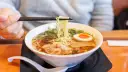 Jak ugotować ramen w domu? Autentyczny przepis i porady mistrza