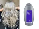 Piękne, falowane blond włosy i butelka szamponu rewitalizującego kolor do włosów blond Kallos Silver Reflex.