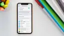 Ustawienia iPhone'a pokazują, jak wysłać lokalizację. Widoczne są opcje "Udostępnij moją lokalizację" i lista aplikacji.
