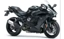 Czarny motocykl Kawasaki H2 Ninja, z widocznym napisem "Supercharger" na silniku. Potężna maszyna gotowa do podboju dróg.