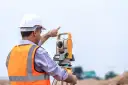 Technik geodeta: Praca, zarobki, wymagania. Czy to zawód dla Ciebie?