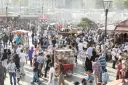 Tłum ludzi na targu w Stambule. Wszyscy wydają się zrelaksowani, co sugeruje, że w Stambule jest bezpiecznie.