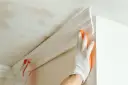 Jak dociąć listwy styropianowe do sufitu, aby uniknąć błędów?