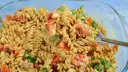 Szybka kolacja z niczego: makaron fusilli z pomidorkami, fetą i bazylią w kremowym sosie.