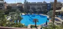 Basen w Radisson Individuals Marina Port Ghalib. Opinie gości chwalą ten tropikalny raj z palmami i krystalicznie czystą wodą.