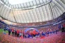 Piłkarze świętują zdobycie STS Pucharu Polski na murawie stadionu, zasypani czerwonymi konfetti.