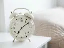 Idealny budzik do sypialni? Wybierz model dla lepszych poranków