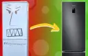 Stara lodówka z narysowaną miną obok nowej, czarnej lodówki Samsung.