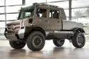 Szary, potężny Unimog U 4030 z podwójną kabiną i terenowymi oponami gotowy na każdą przygodę.