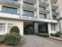 Hotel Astor Jastrzębia Góra – opinie o obiekcie z trzema gwiazdkami. Wejście do hotelu z podjazdem i zielenią.