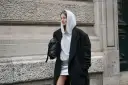Jakie bluzy są modne? Trendy, stylizacje i porady eksperta.