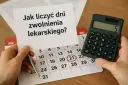 Ręka trzyma kartkę z napisem "Jak liczyć dni zwolnienia lekarskiego?". Obok kalendarz z zaznaczonym dniem 21 i kalkulator.