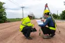 Tyczenie budynku: Co musisz wiedzieć przed wizytą geodety?