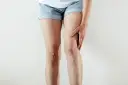 Zatrzymanie wody: leki, zioła, dieta. Kiedy do lekarza?
