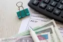 Stypendium szkolne a dochód: Czy MOPS i PIT wliczają Twoje świadczenie?