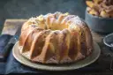 Wilgotna babka piaskowa Ewy Gotuje, posypana cukrem pudrem i skórką cytrynową, wygląda apetycznie.