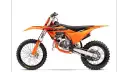 Pomarańczowy motocykl KTM SX 85, gotowy do wyścigów. Zastanawiasz się, ile koni ma ten model?