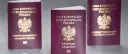 Trzy polskie paszporty w bordowych okładkach z godłem Polski.