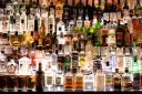 Wiele butelek alkoholu na półce. Czy istnieje alkohol bez kalorii?