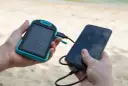 Jaki power bank solarny wybrać, aby uniknąć rozładowania w terenie