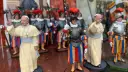 Figurki papieży i Gwardii Szwajcarskiej. Idealne pamiątki, jeśli zastanawiasz się, co kupić w Rzymie.