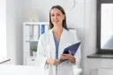 Lekarz rodzinny może wypisać leki od psychiatry, jeśli ma odpowiednie uprawnienia i pacjent posiada skierowanie. Uśmiechnięta lekarka z dokumentacją.