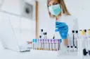 W laboratorium pracownik w maseczce i rękawiczkach pobiera próbkę krwi. Czy do laboratorium trzeba się rejestrować?