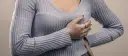Czy podczas menopauzy bolą piersi? Poznaj przyczyny i objawy