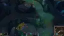 Widok z gry League of Legends na mapie Summoner's Rift, z potworami i graczami.