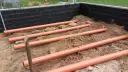 Jaki fundament pod domek letniskowy drewniany 35m2 – uniknij najczęstszych błędów