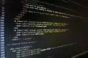 Fragment kodu HTML wyświetlający strukturę strony internetowej na ciemnym tle.