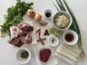 Składniki na pyszny pho przepis: wołowina, ryżowy makaron, cebula, imbir, chili, anyż, cynamon, goździki, kolendra, kiełki fasoli, limonka, dymka i przyprawy.