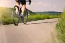 Intensywna jazda na rowerze to świetny trening. Pracują mięśnie nóg, pośladków i brzucha.