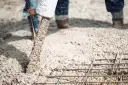 Beton wylewany na zbrojenie. Zastanawiasz się, wylewka betonowa ile na m2? To kluczowe pytanie przy planowaniu budowy.