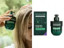 Kobieta aplikuje na skórę głowy peeling enzymatyczny Yasumi. To doskonały peeling do skóry głowy, który odżywia i oczyszcza.