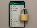 Smartphone mit WhatsApp-Nachrichten und einem Vorhängeschloss, das Sicherheit symbolisiert.