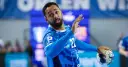 Gracz gog handball w niebieskiej koszulce z numerem 22, gotowy do rzutu.