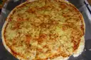 Pyszna Pizza Margherita przepis na klasyk z ciągnącym serem i aromatycznymi ziołami. Idealna na szybki obiad.