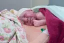Nowe życie na piersi mamy. Pierwsze chwile po narodzinach to czas na kangurowanie i budowanie więzi.