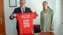 Dagmara Nocuń z dumą prezentuje koszulkę z numerem 96, symbolizującą jej sportowe osiągnięcia.