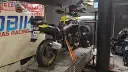 Żółto-czarne konie mechaniczne na hamowni, gotowe do testów.