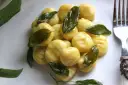 Pyszne gnocchi z masłem i szałwią, idealne na szybki obiad. Przepis prosty i sprawdzony.