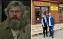 Dwóch mężczyzn przed sklepem "Znachor", gdzie rozgrywa się akcja filmu.